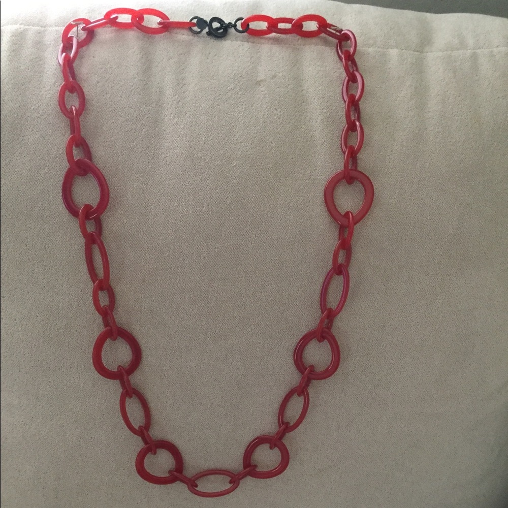 Necklace that imitates Bakelite